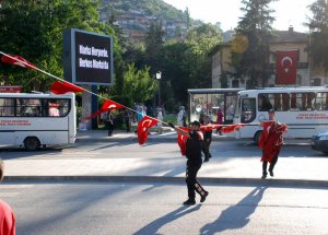 Polis, Türk Bayrağını Yere Düşürmedi