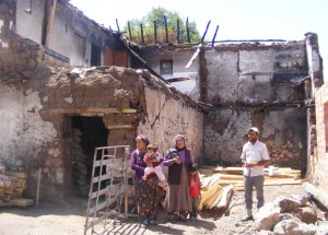 Evleri Yanan Aile Yardım Bekliyor