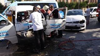 Ters Yöne Giren Kamyonet Otomobile Çarptı