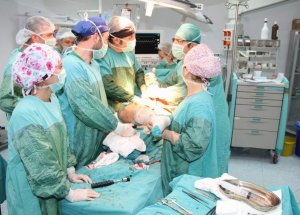 Doktor ihmali minik Zehra'yı kolundan etti