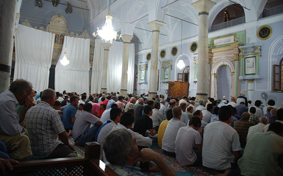Cemaat Camiye Sığmayınca Kilisede Namaz Kıldı
