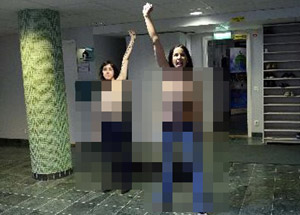 FEMEN'ler Bu Kez Camide Soyundu