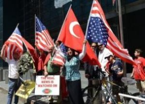 ABD'deki Türkler CNN'i Protesto Etti