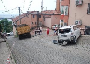 3 otomobile sonrada duvara çarparak durdu