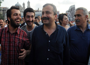 Sırrı Süreyya Hiç de Üzülmüş Gibi Değil