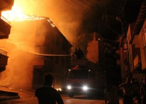 Hakkari'de Eylemciler Bina Yaktı!