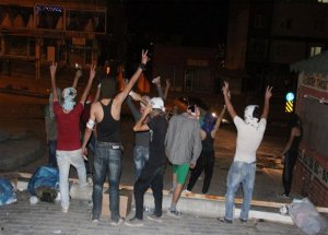 Hakkari'de Eylemciler Bina Yaktı