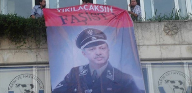 Hitlere Benzeten O Afişe Soruşturma