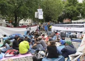 Mültecileri Zorla Dağıttı, Çadırlarını Yerle Bir Etti