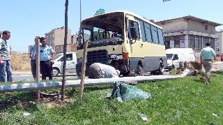 Yolcu Minibüsü Aydınlatma Direğine Çarptı!