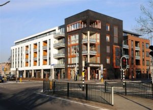 Hollanda'da Başörtülüye Eziyet!