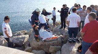 Kayalıklara Sıkışan Cesedi İtfaiye Çıkardı