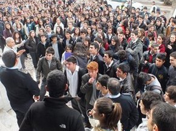 Milas'ta öğrencilerden 'üşüyoruz' eylemi