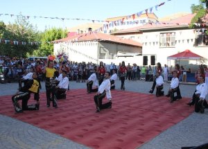Halk Oyunları Ekipleri Şölenlere Renk Kattı