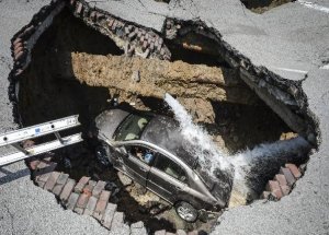 Yol Yarıldı İçine Girdi!..