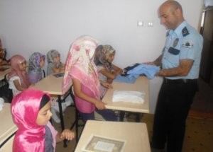 Polis'ten Miniklere Hediye