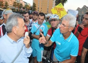 Bisikletçiler, bisiklet yolu işgalini yola yatarak protesto etti