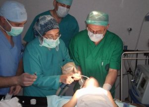 Türk doktorlar 54 hastaya şifa oldu