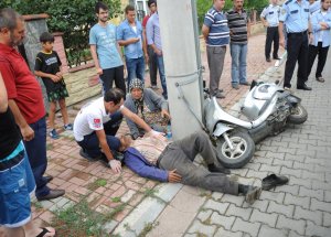 Motosiklet Elektrik Direğine Çarptı: 2 Yaralı