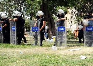 Polis Gezi Parkı'ndan Çekiliyor