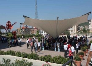 AVM'deki gaz kokusu paniğe neden oldu