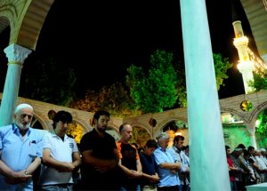 Camiler Doldu Taştı