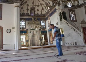 Nevşehir’de Camilere Gül Suyu Sıkıldı