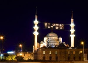 İstanbul'daki Mahyalar Yanmaya Başladı