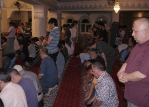 İzmir'de İlk Teravih Coşkusu