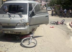 Bisikletli İki Kardeşe Araba Çarptı