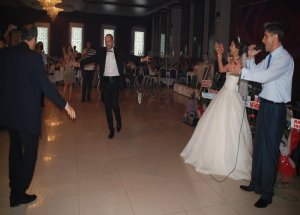 Gelin Ve Babası Söyledi, Damat Oynadı