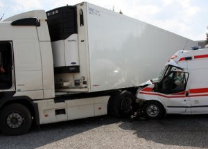 Ambulans İle Tır Çarpıştı