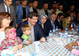 İki Bakan Suriyelilerle İftar Yaptı