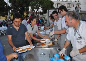 Foçalılıar İlk İftarını Yaptı