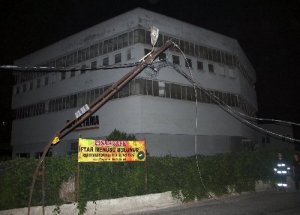TIR şoförü elektrik direklerine çarptı