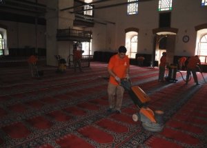 Camileri temizleyip gül suyu döküyor