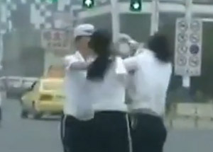 Kadın Polisler Birbirine Girdi