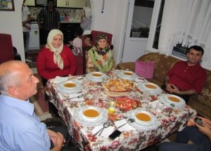Kaymakam, Vatandaşlara İftar'da Sürpriz Yapıyor!