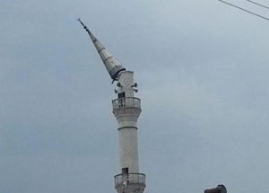 Fırtına Minare Yıktı, Baca Uçurdu