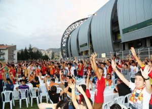 Tezahüratlar Özhaseki'ye