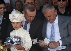 Başbakan'dan Tebessüm Ettiren Kare