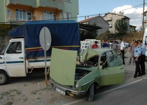 Köpeğe Çarpmamak İçin Kaza Yaptı