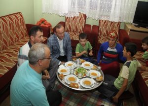 Vali, Yer Sofrasında Oruç Açtı