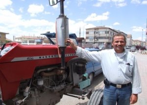Mucit çiftçi traktörüne egzozdan termos yaptı