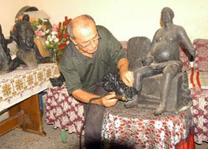 Atık poşetlerden sanat eseri yapıyor