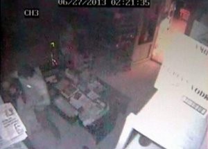 Marketi Ellerini Kollarını Sallayarak Soydular