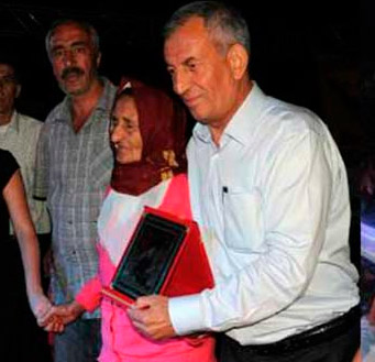 PKK'lı Bese Hozat'ın Annesine Plaket