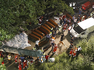 İtalya’da otobüs viyadükten yuvarlandı