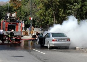 Lüks otomobil cayır cayır yandı