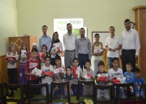 Kur'an Kursuna Katılan Öğrencilere Hediye